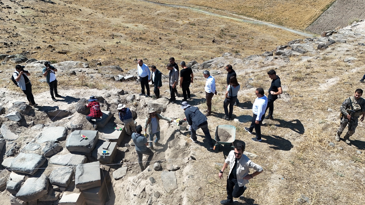 Van'daki Körzüt Kalesi kalıntısında arkeolojik kazılar sürüyor