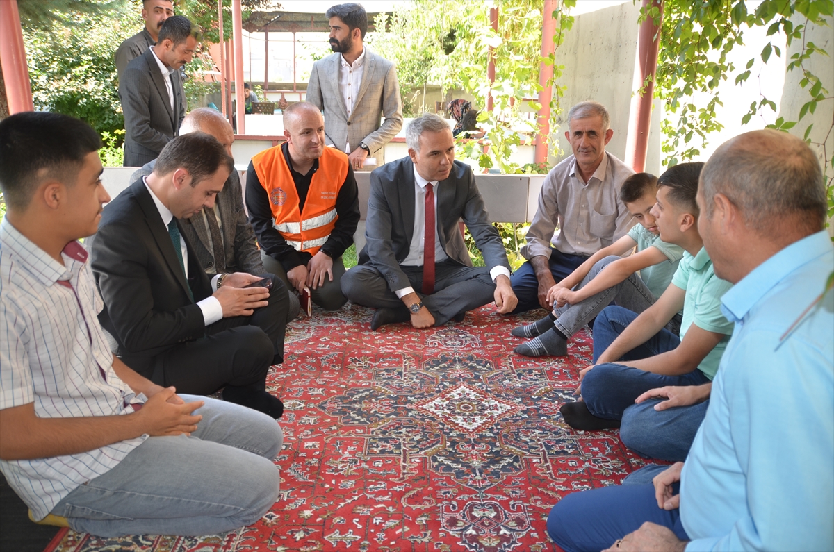 Yüksekova'da özel gereksinimli çocuklara tekerlekli sandalye hediye edildi